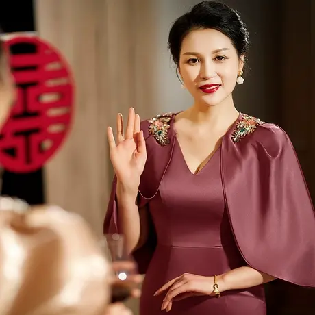 喜妈妈高端婚礼高贵的晚礼服裙洋气年轻鱼尾喜婆婆婚宴装平时可穿图片
