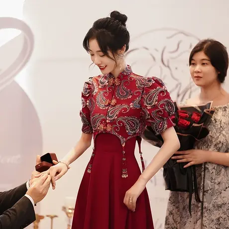 旗袍敬酒服新娘2023新款小个子酒红色中式结婚订婚礼服连衣裙回门图片