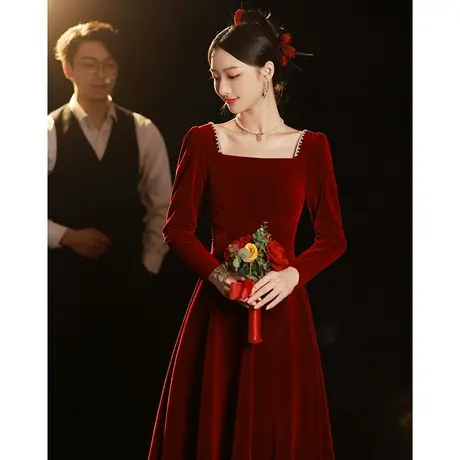 高档敬酒服新娘酒红色冬季长袖法式方领丝绒礼服女订婚连衣裙显瘦图片