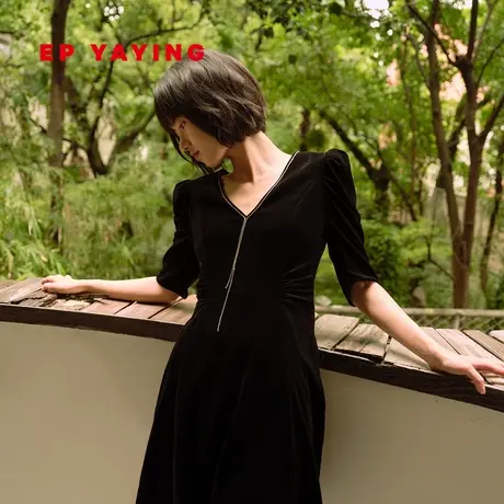 EP雅莹女装 优雅通勤V领小黑裙泡泡袖连衣裙 春装商场同款4516A图片