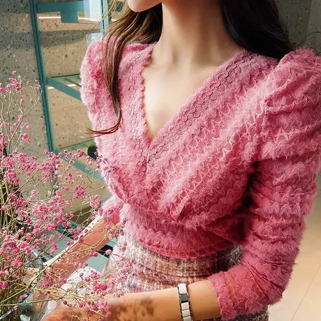 粉红大布娃娃V领打底衫女洋气修身泡泡袖褶皱长袖蕾丝衬衫春新款图片