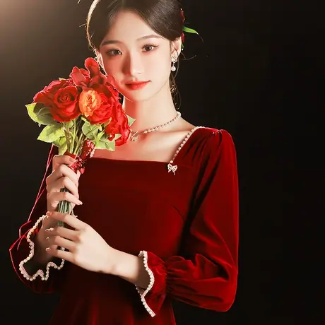 敬酒服新娘酒红色丝绒法式婚纱礼服女冬季长袖加厚订婚连衣裙长款图片