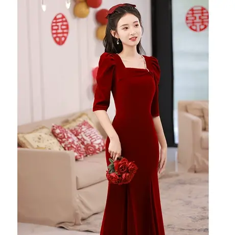 鱼尾敬酒服新娘酒红色秋季中长袖修身中长款订婚礼服女丝绒连衣裙图片