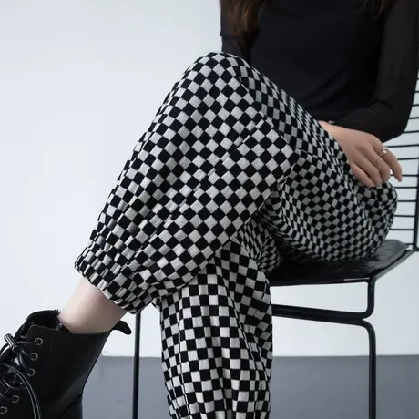 雪尼尔裤子女秋冬2023新款加厚黑白棋盘格休闲糯米裤九分小个子图片