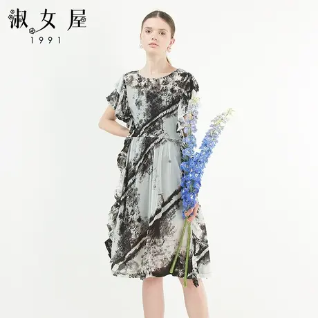 淑女屋夏季新款圆领荷叶花边袖黑白泼墨荷叶连衣裙图片