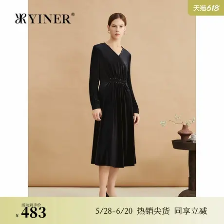 【醋酸系列】YINER音儿专选2024冬季新款钻饰V领小黑裙丝绒连衣裙图片