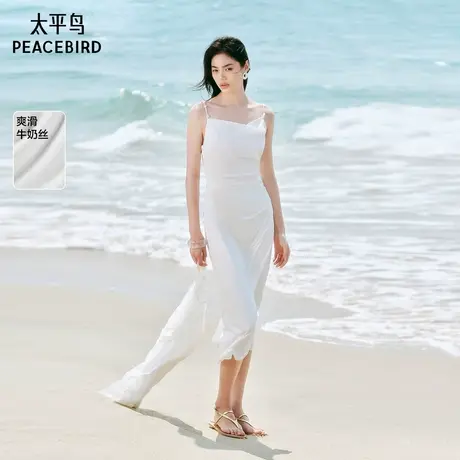 太平鸟收腰捏褶吊带连衣裙女2025夏新款白色牛奶丝长裙子气质法式图片