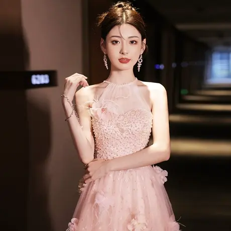 晚礼服女粉色成人礼生日高级轻奢宴会挂脖气质主持人高端连衣裙图片
