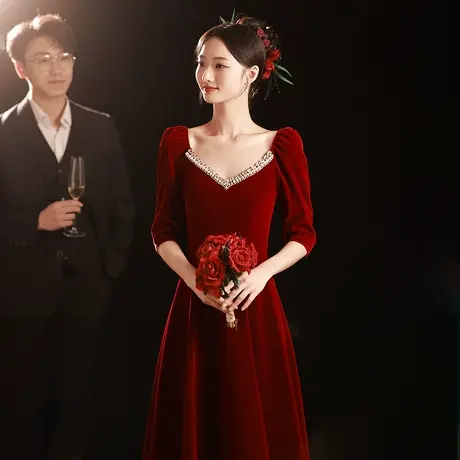 敬酒服新娘2023新款酒红色丝绒礼服女V领冬季长袖订婚连衣裙长款图片