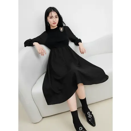 秋水伊人奥莱设计感针织连衣裙2024年秋装新款女高腰中长款小黑裙图片