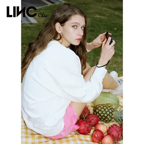 LINC金羽杰2023年秋季新款街头甜酷运动感俏皮华丽绒短裤女休闲裤图片