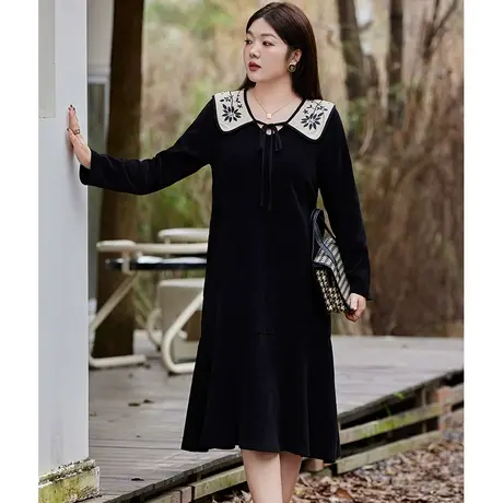 大码女装冬季新款大翻领刺绣长款连衣裙显瘦胖妹妹休闲打底小黑裙图片