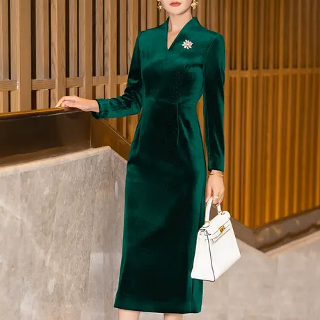 千里莺啼绿映红 绿色丝绒连衣裙女春秋显瘦中长款过膝直筒裙图片