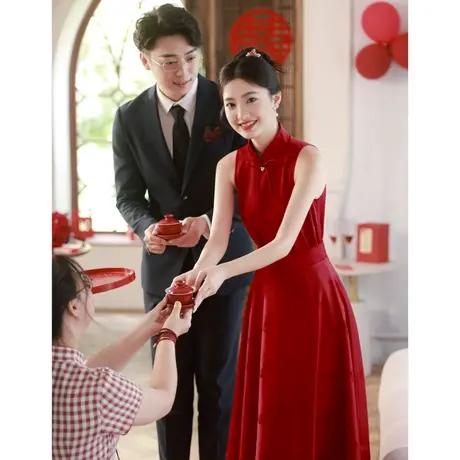 无袖旗袍敬酒服2024新款新娘高级感缎面红色订婚礼服连衣裙回门服商品大图