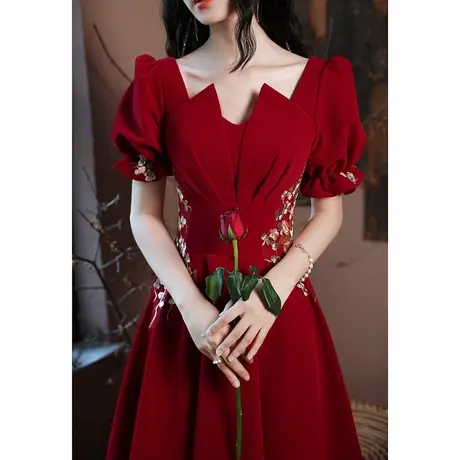 敬酒服新娘夏季结婚酒红色连衣裙小个子订婚回门礼服丝绒方领刺绣图片