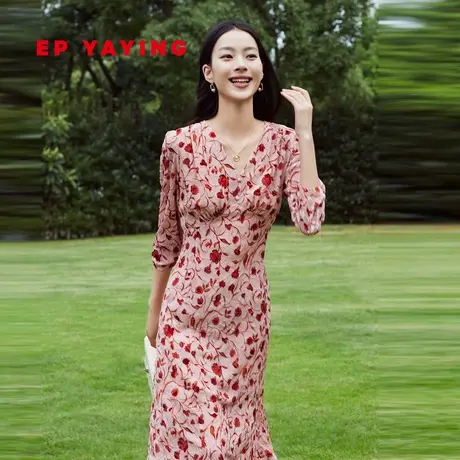 EP雅莹女装 暖感丝绒优雅桑蚕丝V领收腰连衣裙 春装商场同款4646A图片