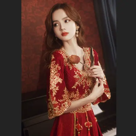中式敬酒服新娘2023新款遮手臂酒红色v领大码结婚礼服女秀禾服图片