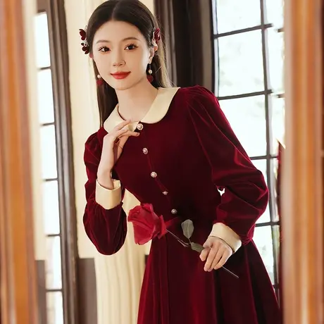 敬酒服新娘2024新款冬季酒红色丝绒订婚礼服连衣裙回门便装娃娃领图片