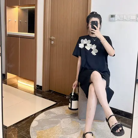 花朵大码连衣裙黑色开叉中长款过膝胖mm巨显瘦减龄遮肚子2024新款图片