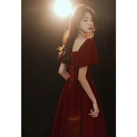 敬酒服新娘高级感在逃公主2023新款冬季小个子丝绒订婚礼服连衣裙图片