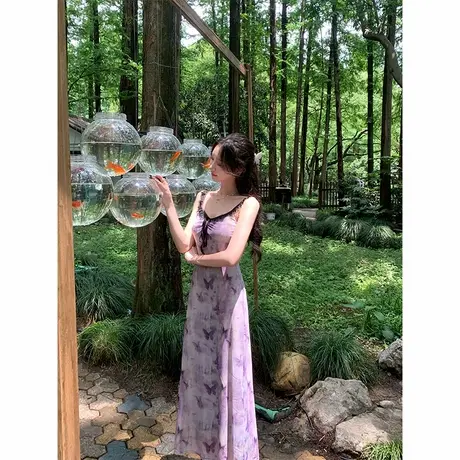 韩语琳 6/18 度假风紫色印花吊带裙女2025蕾丝拼接修身气质长裙图片