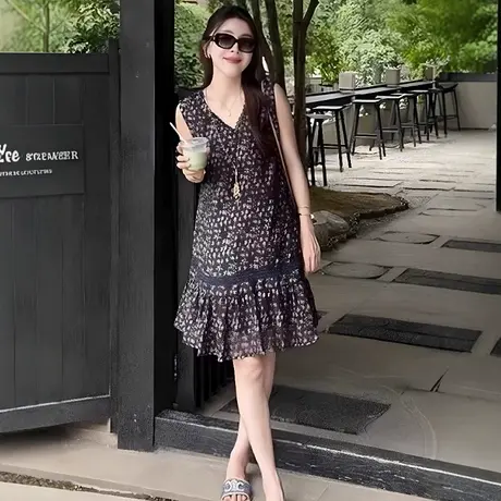 韩系设计感碎花无袖连衣裙女2025夏季新款宽松显瘦百搭背心短裙潮图片
