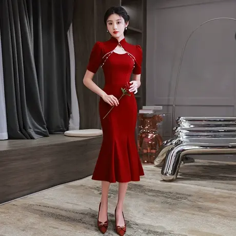 鱼尾敬酒服新娘2023新款夏季酒红色中式旗袍订婚礼服女缎面高级感图片