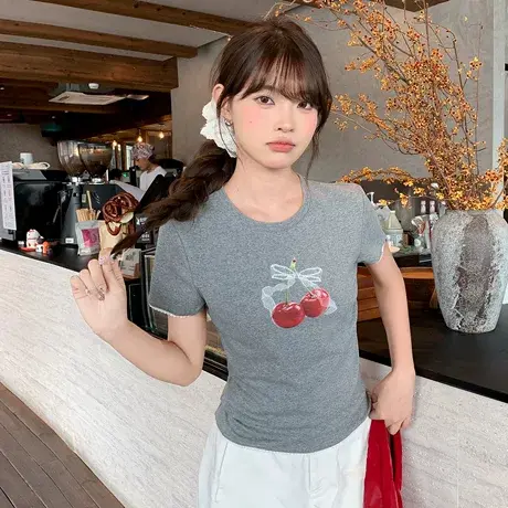 尔给夏季设计感拼接下摆T恤女显瘦休闲修身小众印花气质百搭上衣图片