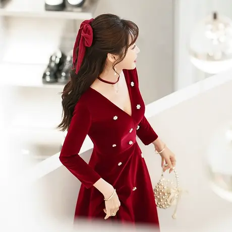 高端酒红色晚礼服女气质长袖敬酒服新娘冬季丝绒加厚V领设计感图片