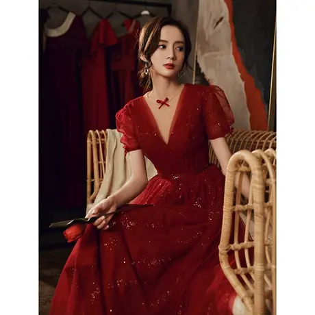 敬酒服新娘高级感赫本风2023新款冬季酒红色订婚连衣裙小个子礼服图片