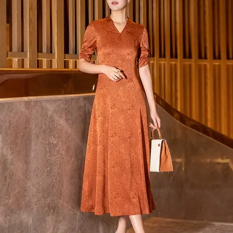 高级感醋酸连衣裙女2025夏新款时尚气质修身显瘦v领长裙缎面裙子图片