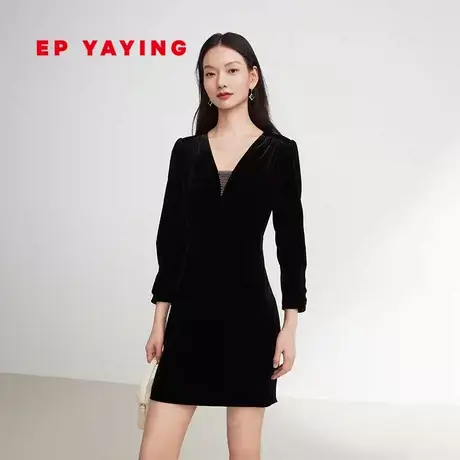 EP YAYING雅莹女装 桑蚕丝绒小黑裙V领连衣裙 2023秋冬新款4627A图片