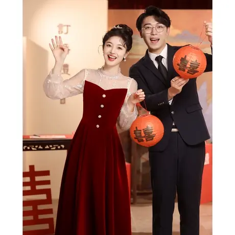 敬酒服2023新款新娘订婚裙礼服秋冬季红色丝绒结婚当天穿便装修身图片