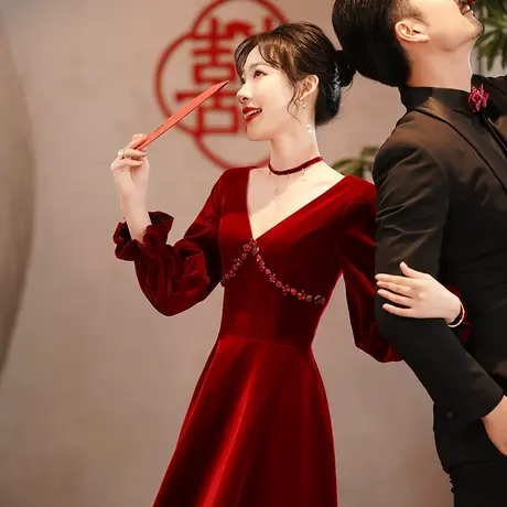 敬酒服2023新款新娘丝绒长袖订婚回门V领高级感红色晚礼服女长款图片