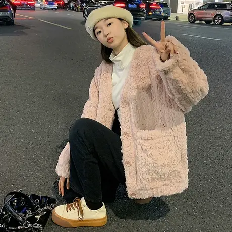 唐狮仿羊羔绒外套女v领设计感2023秋冬季新款小个子加厚毛毛上衣图片