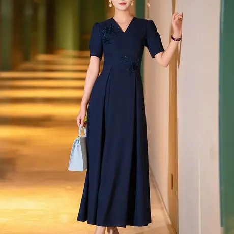 夏季连衣裙女2025新款时尚优雅端庄显瘦v领藏蓝色贴花短袖大摆裙图片