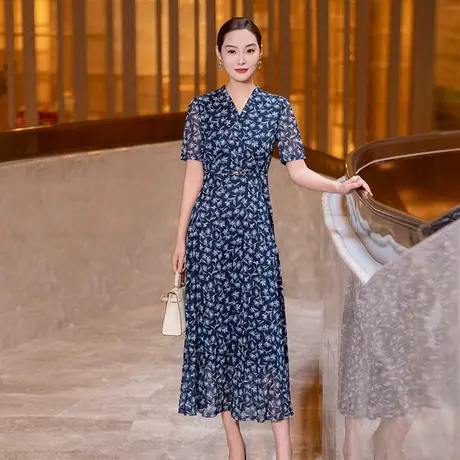 夏季藏蓝色连衣裙女2025新款时尚气质印花修身显瘦v领短袖大摆裙图片