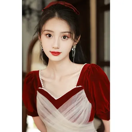 法式敬酒服新娘2024年新款夏季酒红色丝绒结婚回门订婚礼服连衣裙图片