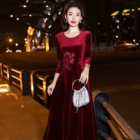 冬季结婚妈妈晚礼服高端喜婆婆婚宴装丝绒高贵年轻参加婚礼丈母娘图片