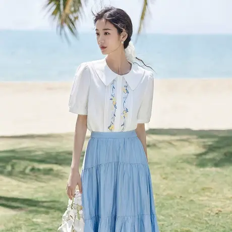 茵曼文艺清新衬衣2023夏女装新款娃娃领泡泡袖花朵刺绣牙签褶上衣图片