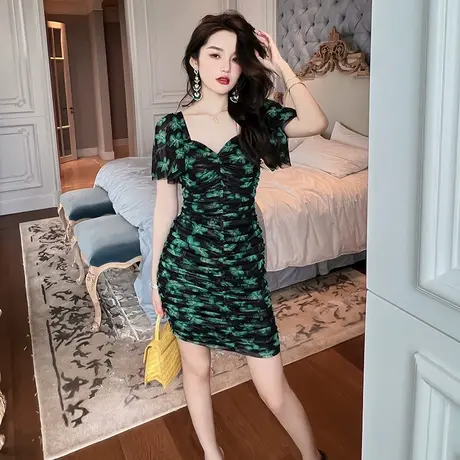 绿色减龄梨形身材收腰显瘦连衣裙夏季女小个子方领碎花褶皱包臀裙图片