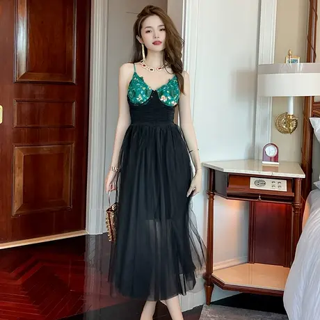 网纱赫本风海边度假连衣裙性感露背高腰修身过膝长款吊带裙女夏季图片