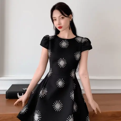 欧洲站遮肉赫本风女装小黑裙2025新款亮片设计小个子黑色连衣裙女图片