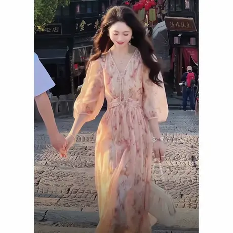 时尚连衣裙2025年夏季新款女收腰显瘦V领碎花知性温柔长裙图片
