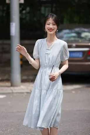 时尚气质连衣裙2024年夏季新款女收腰显瘦温柔晕染V领清新长裙图片