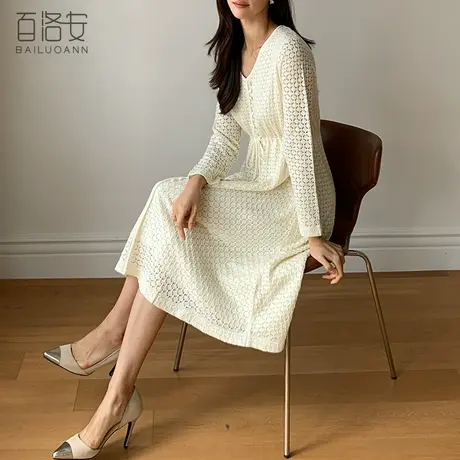 百洛安V领针织连衣裙女2023秋季新款时尚勾花抽绳收腰长袖毛衣裙图片