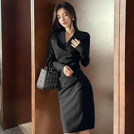 法式高冷御姐风V领连衣裙秋季性感修身气质显瘦设计师包臀小黑裙图片