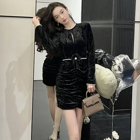 镂空褶皱遮肚子显瘦丝绒连衣裙高级钉珠赫本风复古黑色包臀裙短款图片