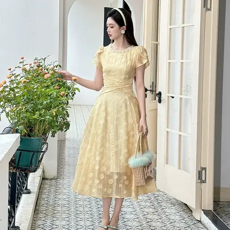 绣花设计感掐腰连衣裙图片