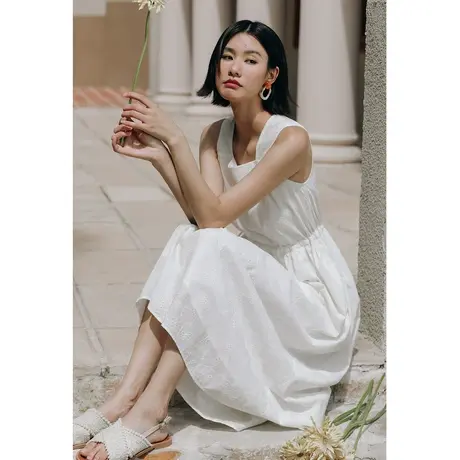 弥古白色吊带裙宽肩带背心连衣裙高级感女夏初恋小白裙度假沙滩裙图片